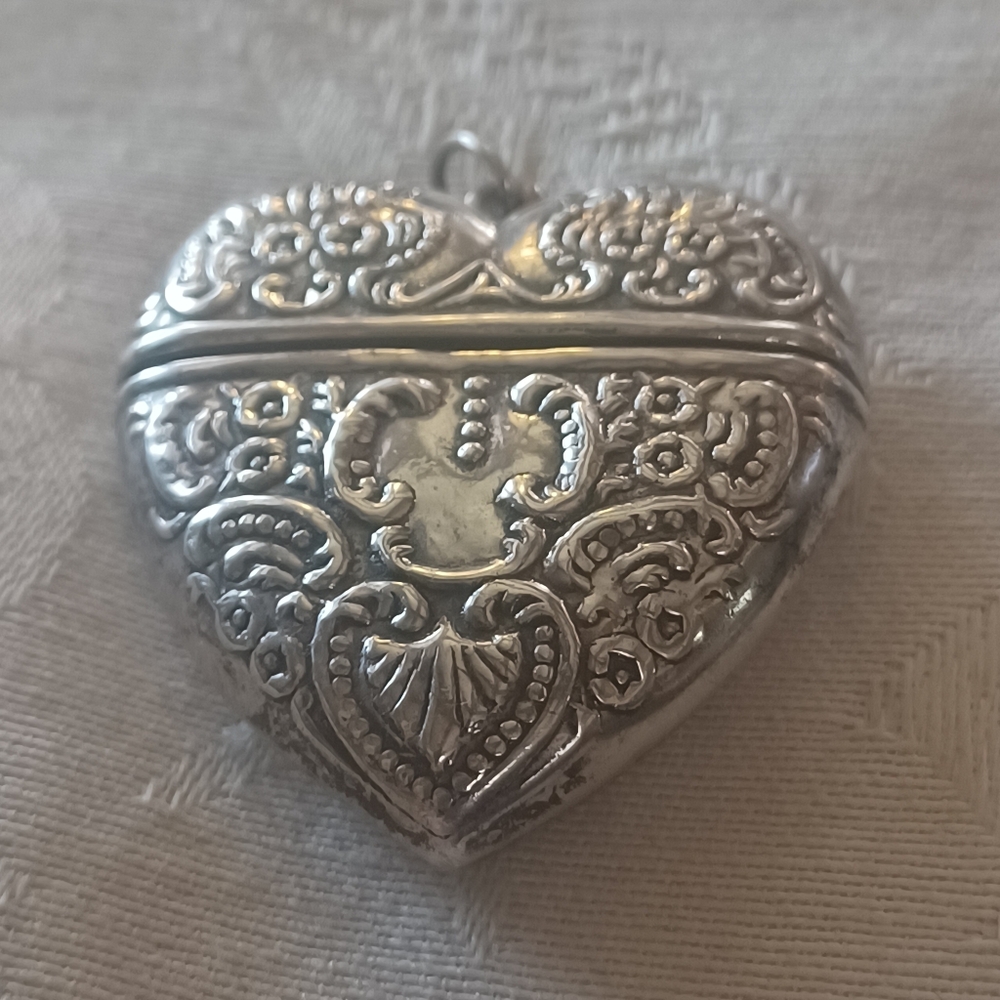 Vintage Heart Shaped Pill/Snuff Repousse Pendant, Sterling Silver - Picture 2 of 9